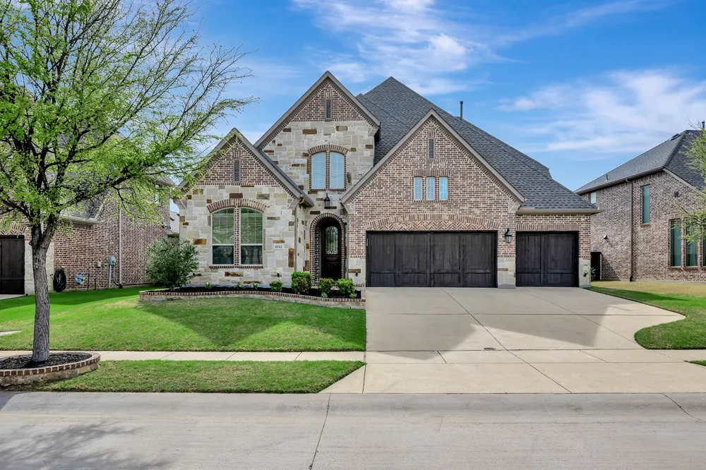 1052 Highpoint Way Roanoke, TX 76262