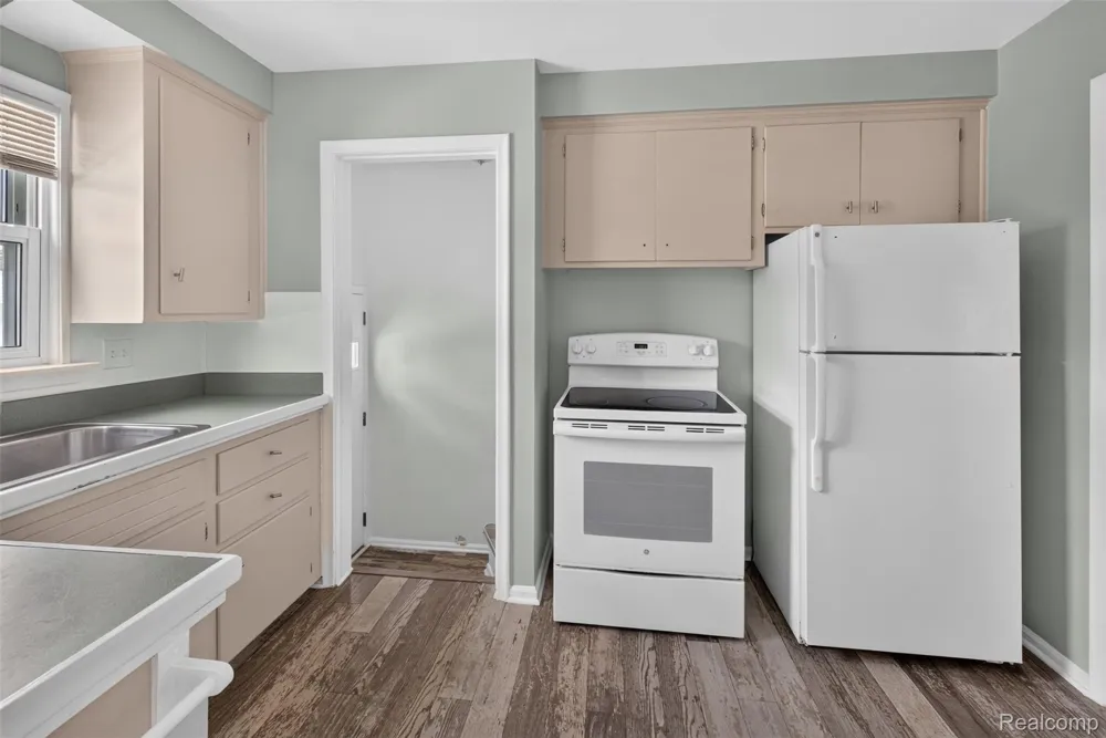 22864 Lambrecht Avenue Eastpointe City, MI 48021