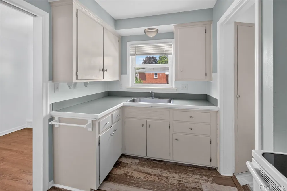 22864 Lambrecht Avenue Eastpointe City, MI 48021
