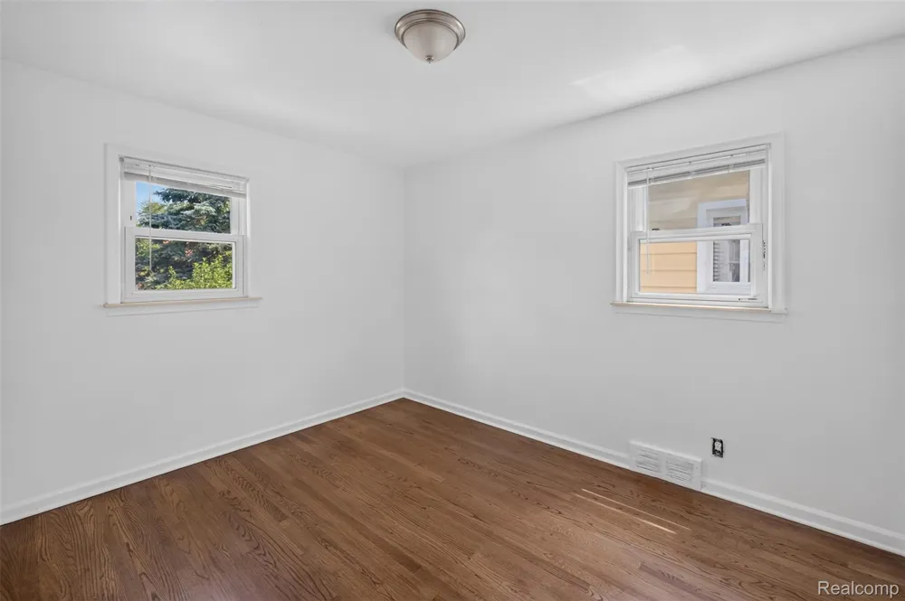 22864 Lambrecht Avenue Eastpointe City, MI 48021