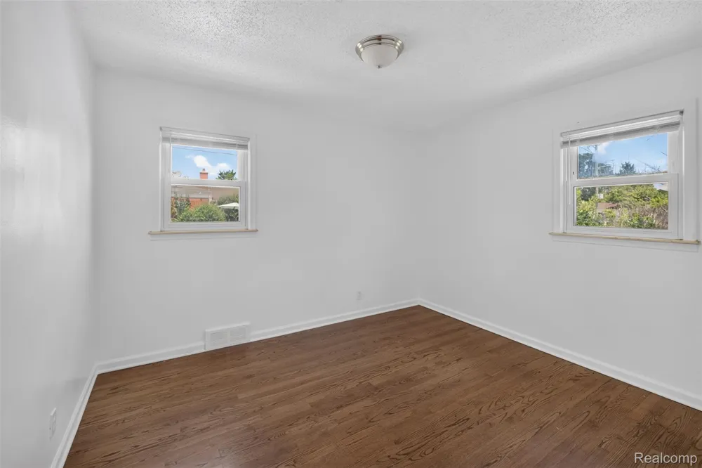 22864 Lambrecht Avenue Eastpointe City, MI 48021