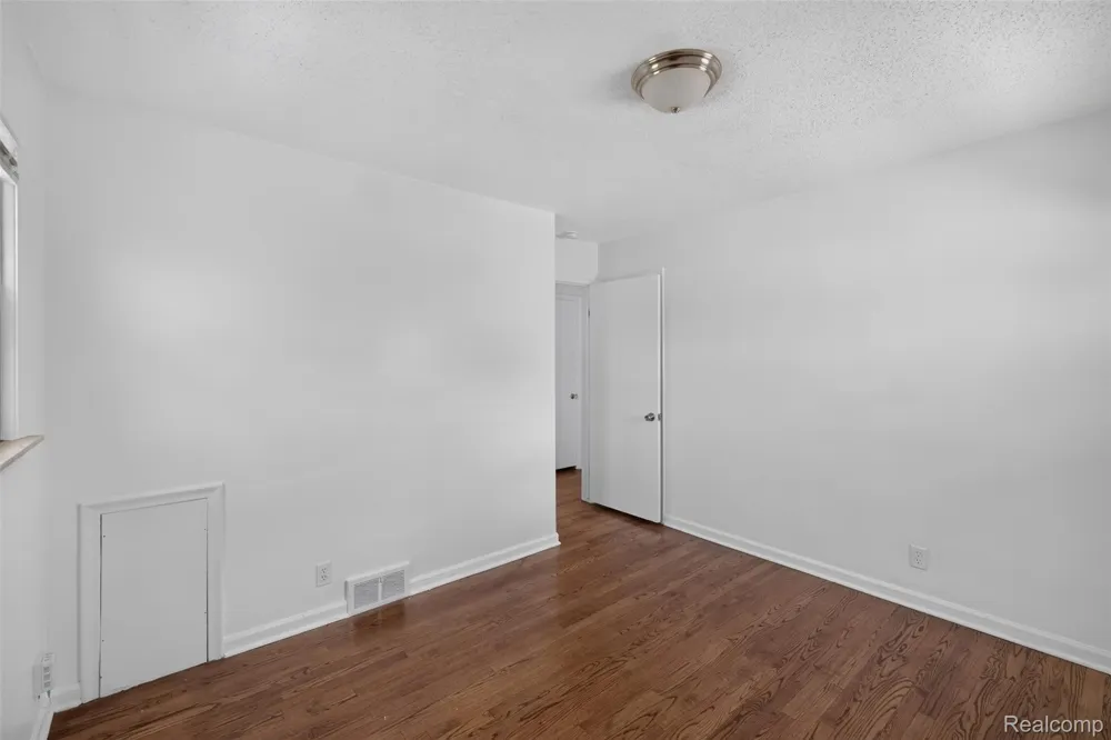 22864 Lambrecht Avenue Eastpointe City, MI 48021