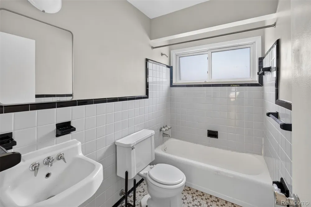 22864 Lambrecht Avenue Eastpointe City, MI 48021
