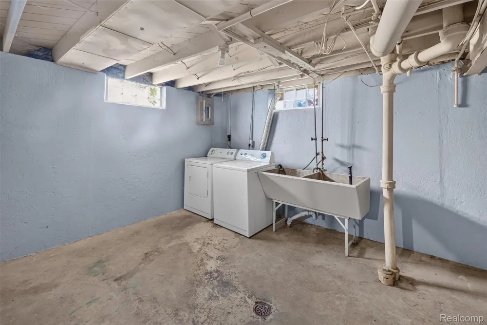 22864 Lambrecht Avenue Eastpointe City, MI 48021