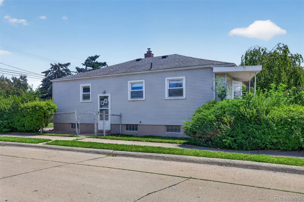 22864 Lambrecht Avenue Eastpointe City, MI 48021