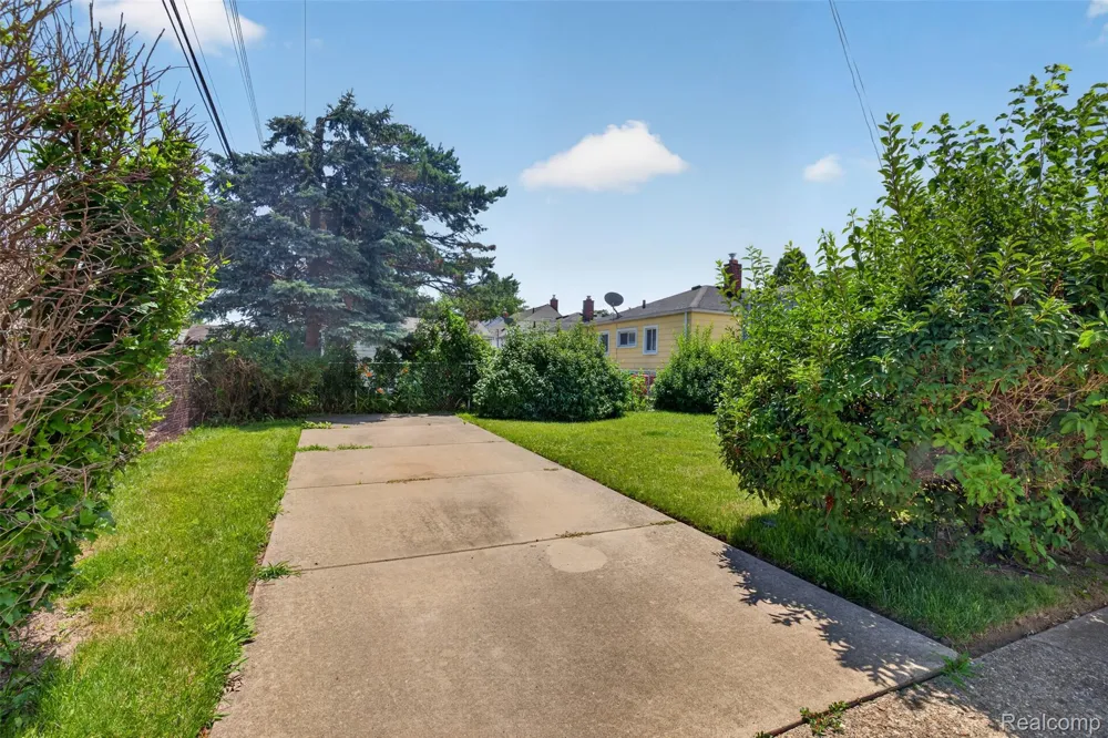 22864 Lambrecht Avenue Eastpointe City, MI 48021