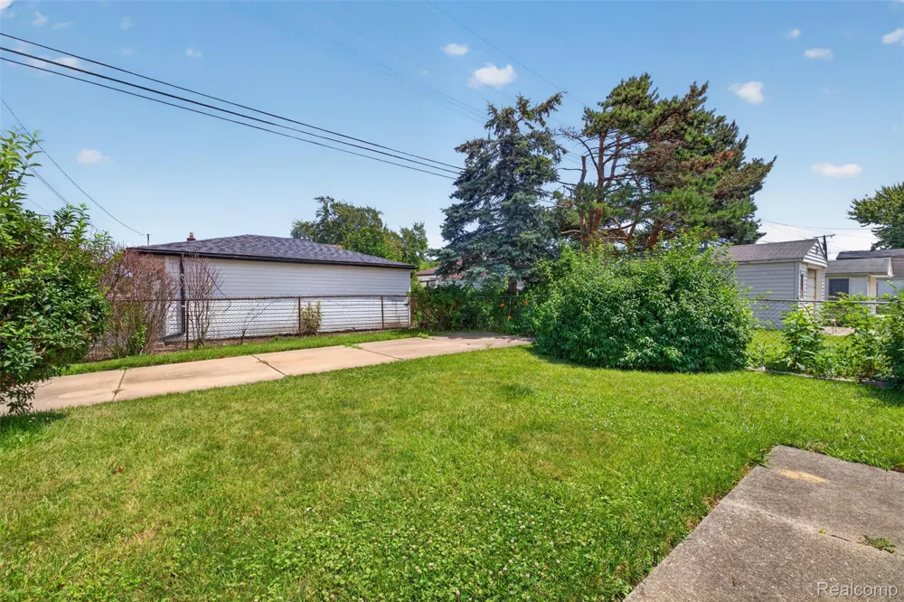 22864 Lambrecht Avenue Eastpointe City, MI 48021