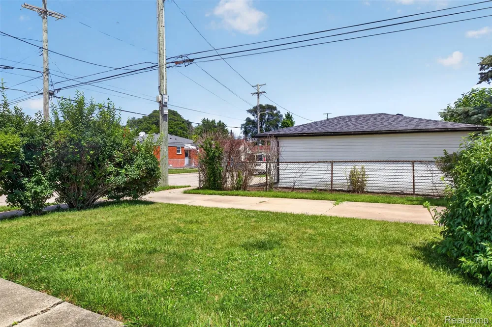 22864 Lambrecht Avenue Eastpointe City, MI 48021