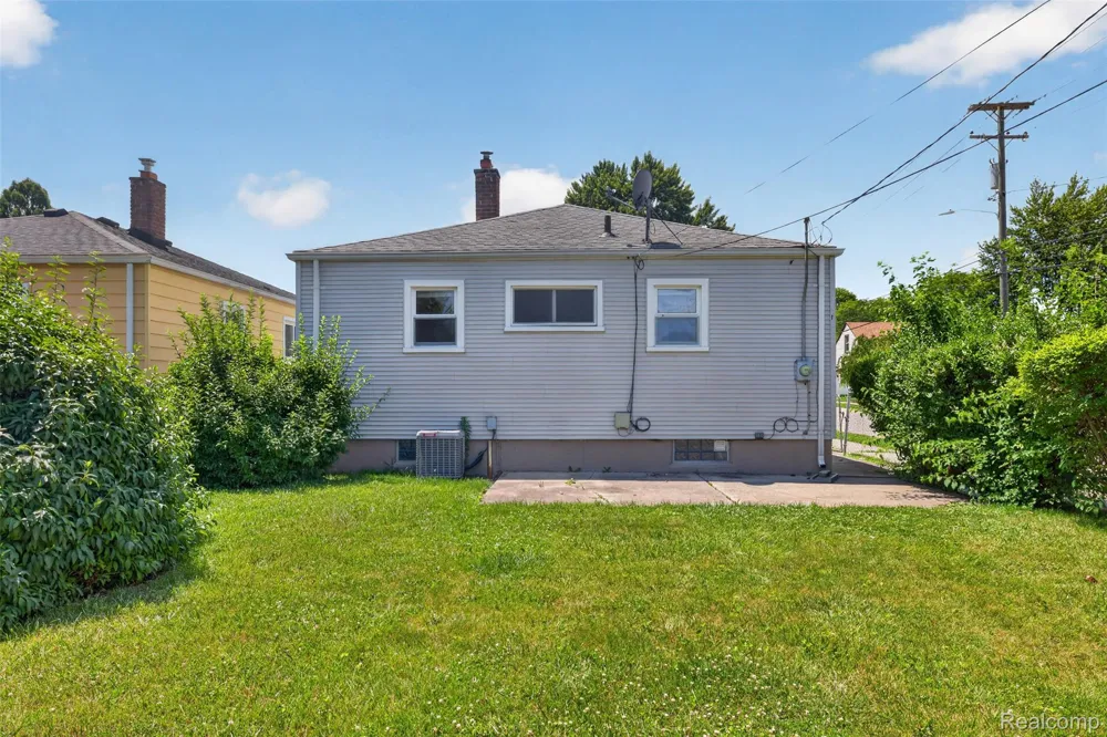 22864 Lambrecht Avenue Eastpointe City, MI 48021