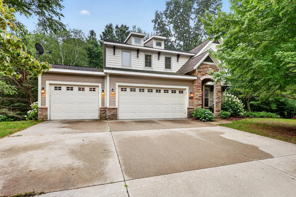 16826 Birchview Drive Nunica, MI 49448
