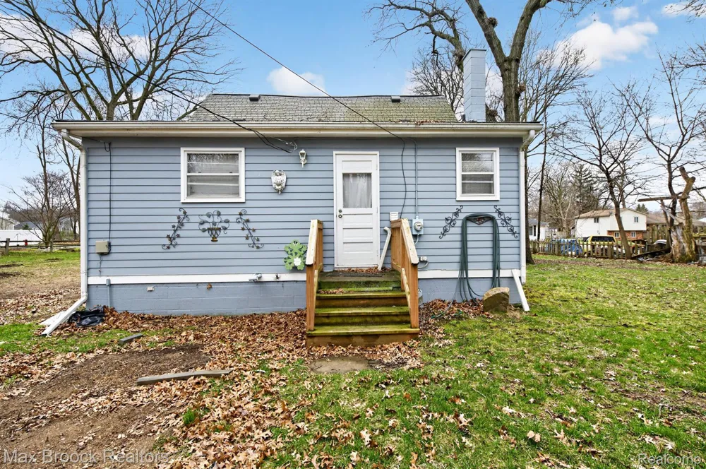 9024 MANDON ROAD White Lake Charter Township, MI 48386