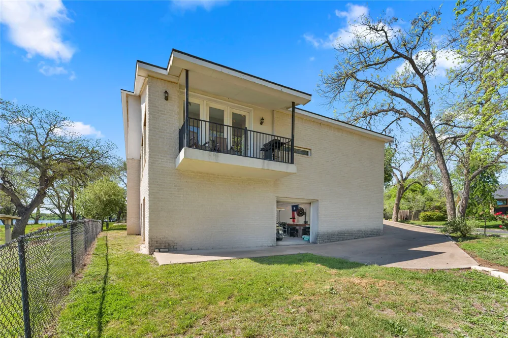 319 Meadowlakes Drive Marble Falls, TX 78654