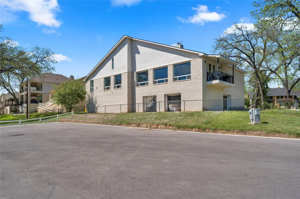 319 Meadowlakes Drive Marble Falls, TX 78654