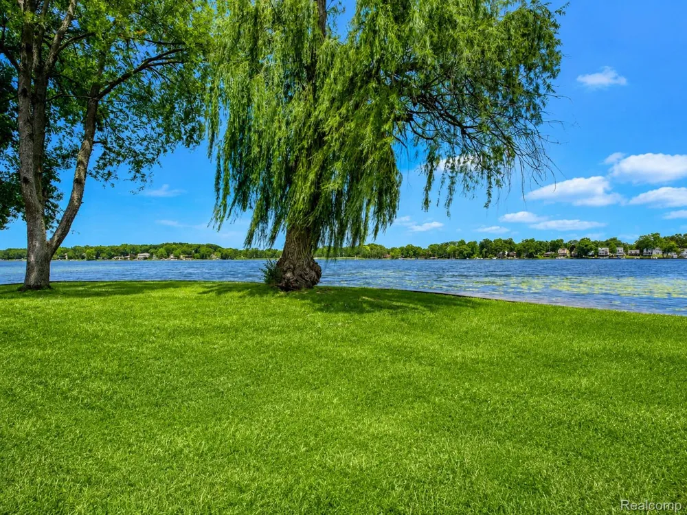 95 Hulbert Street White Lake Charter Township, MI 48386