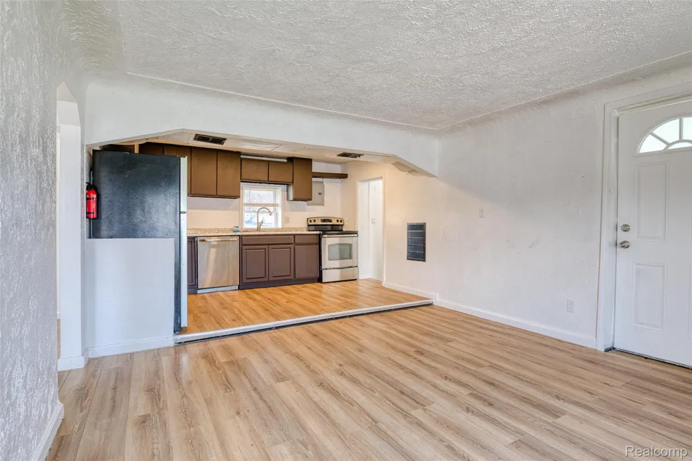 95 Hulbert Street White Lake Charter Township, MI 48386