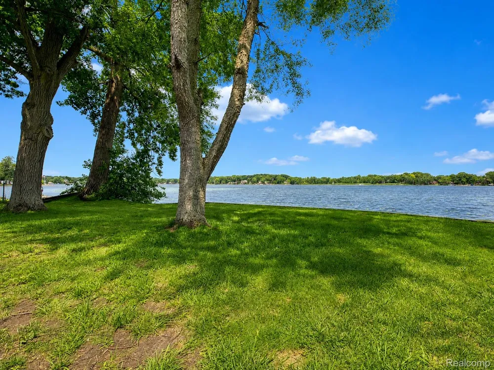 95 Hulbert Street White Lake Charter Township, MI 48386