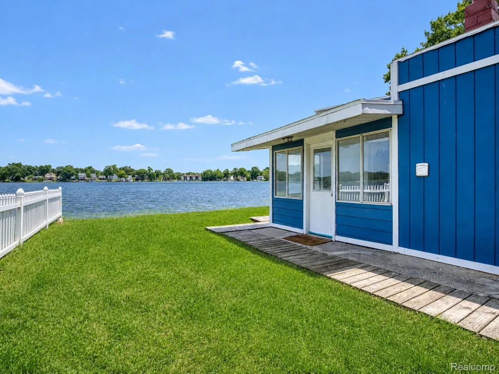 95 Hulbert Street White Lake Charter Township, MI 48386