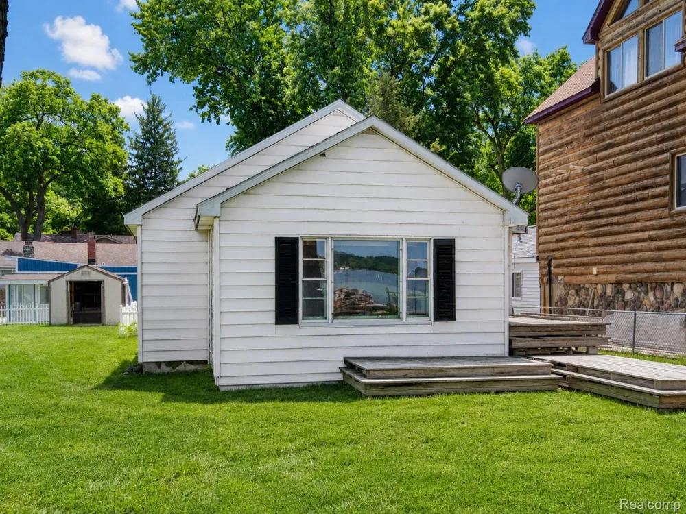 95 Hulbert Street White Lake Charter Township, MI 48386