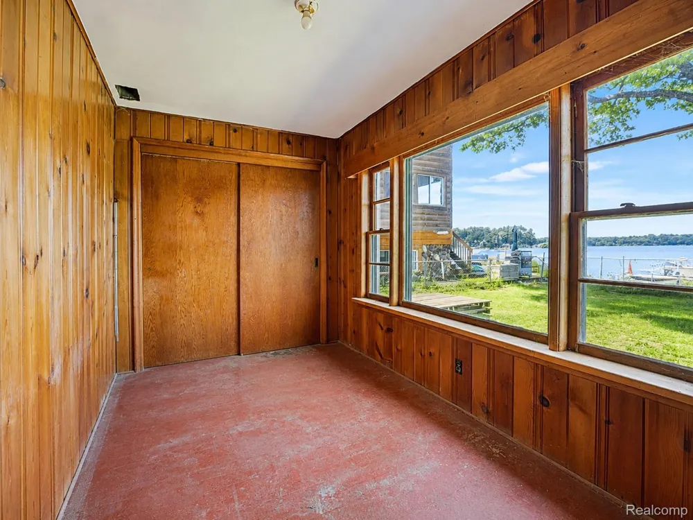 95 Hulbert Street White Lake Charter Township, MI 48386