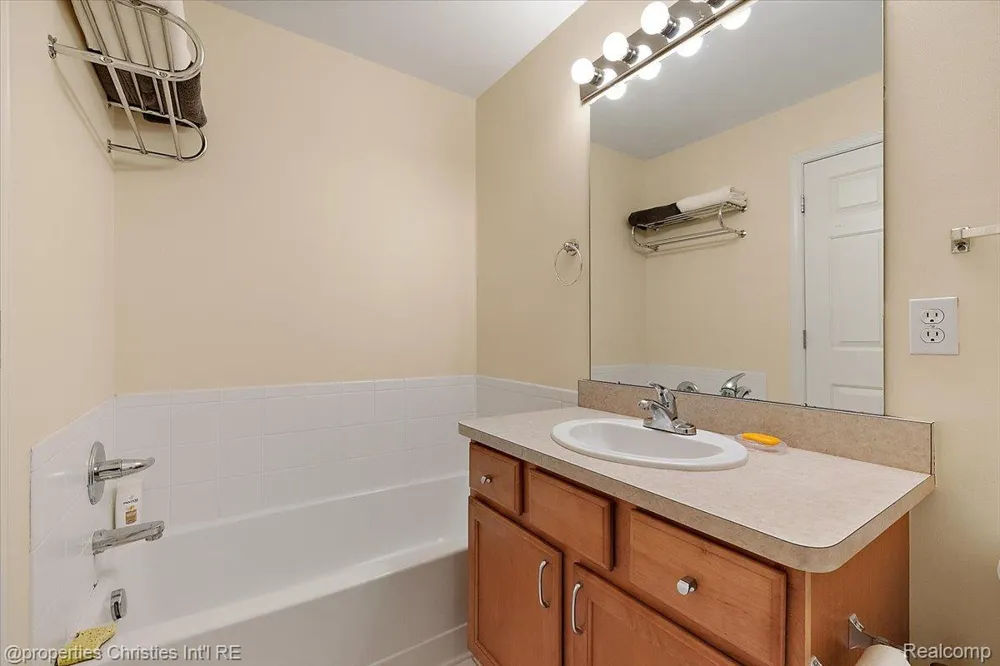 1466 Ashford Court Troy City, MI 48084