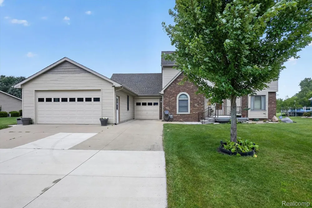 6888 Slawski Drive Handy Township, MI 48836