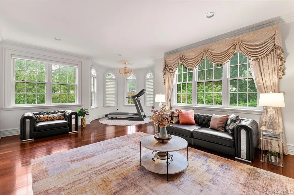 28 Whitney Circle Glen Cove, NY 11542
