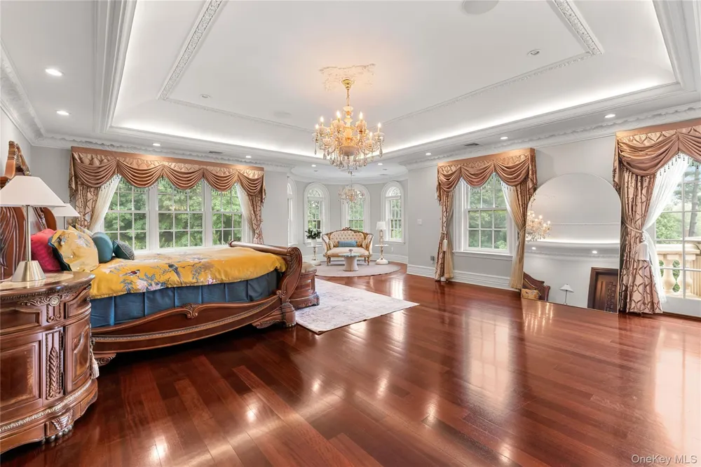 28 Whitney Circle Glen Cove, NY 11542