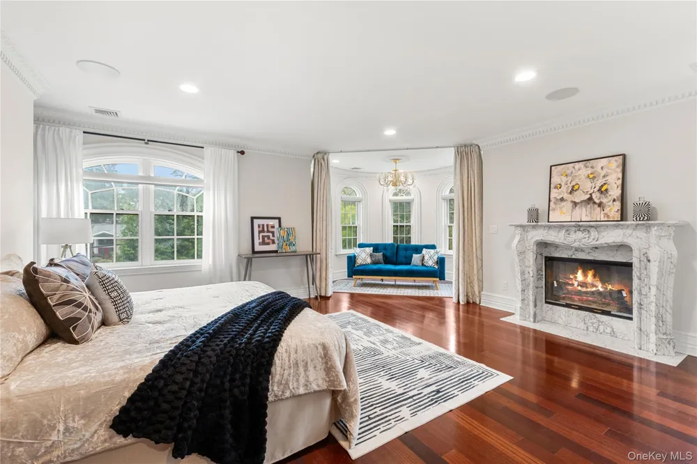 28 Whitney Circle Glen Cove, NY 11542