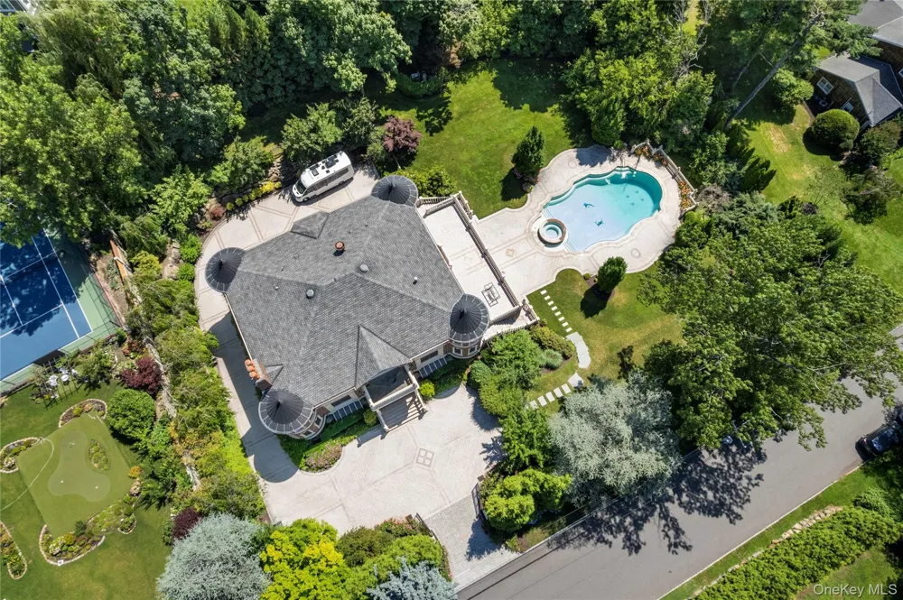 28 Whitney Circle Glen Cove, NY 11542