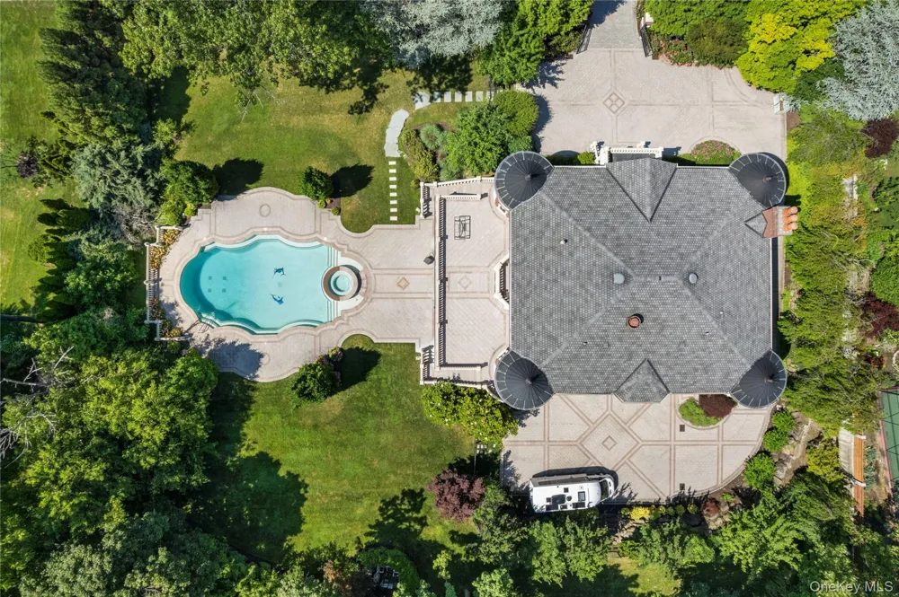28 Whitney Circle Glen Cove, NY 11542
