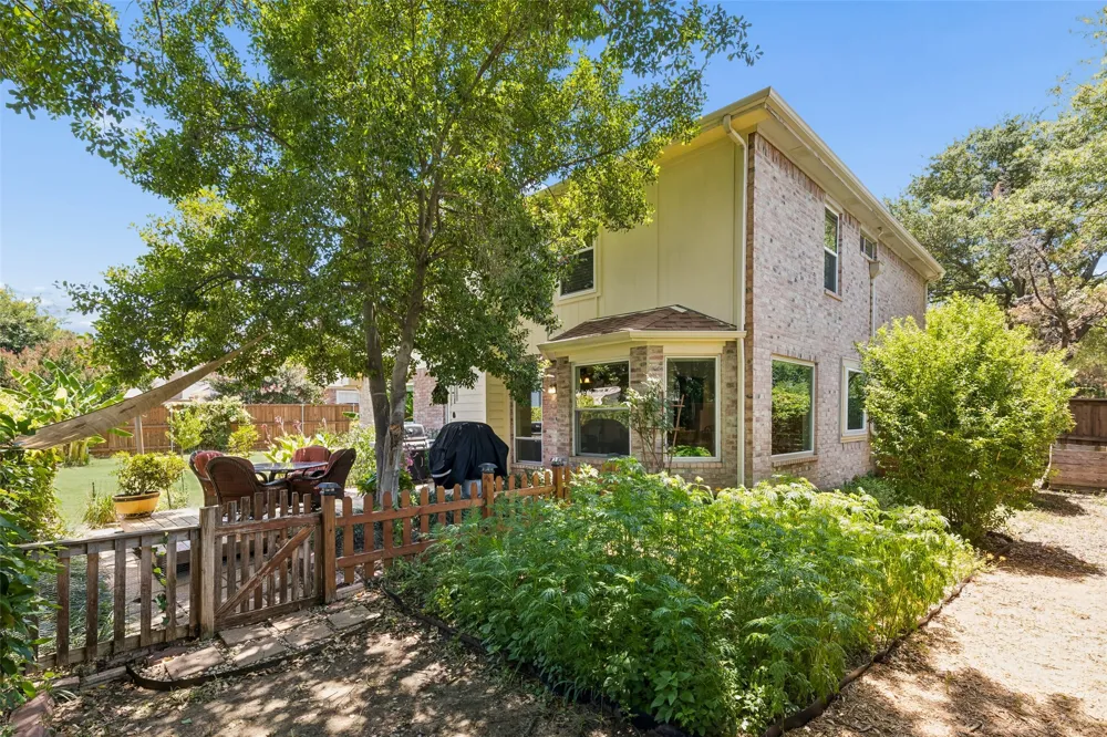 933 Golden Grove Drive Lewisville, TX 75067