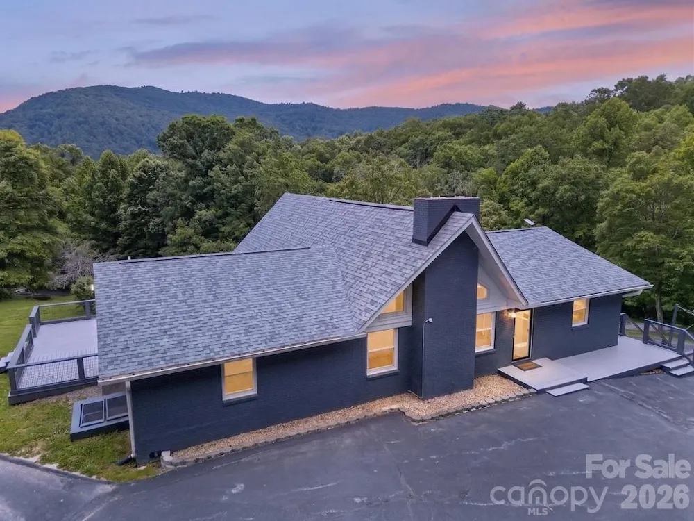 97 Whippoorwill Lane Fairview, NC 28730