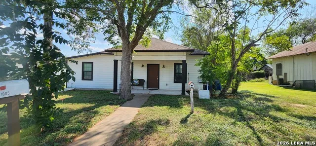 1005 3RD ST Floresville, TX 78114