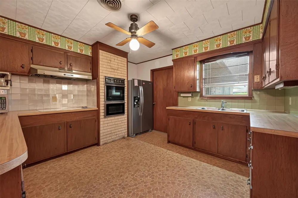 605 Julie Lane Highlands, TX 77562