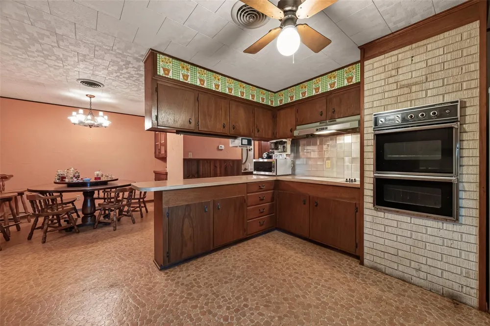 605 Julie Lane Highlands, TX 77562