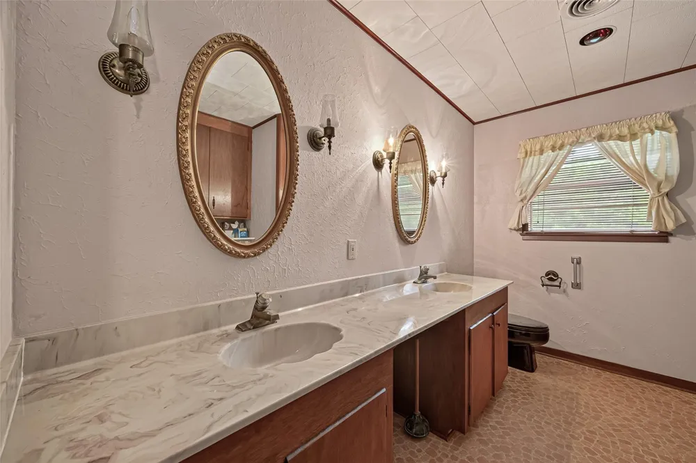 605 Julie Lane Highlands, TX 77562