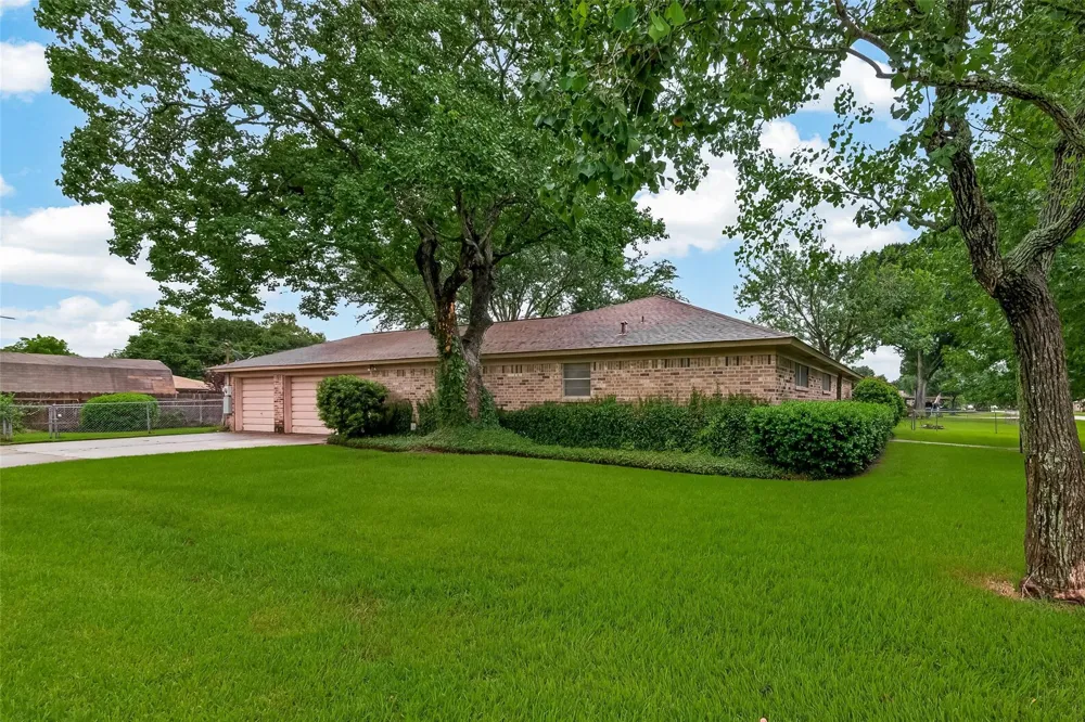 605 Julie Lane Highlands, TX 77562
