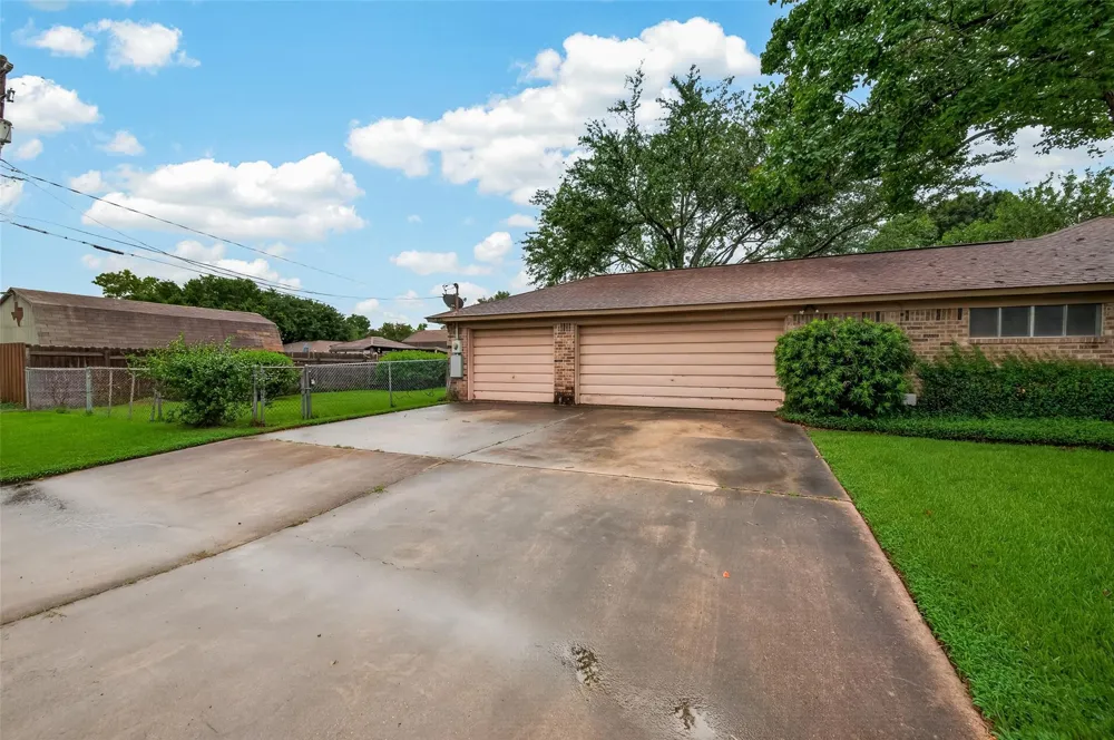 605 Julie Lane Highlands, TX 77562