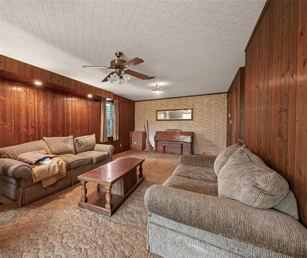 605 Julie Lane Highlands, TX 77562
