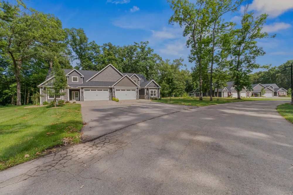 1222 Lochaven Circle Hillsdale, MI 49242