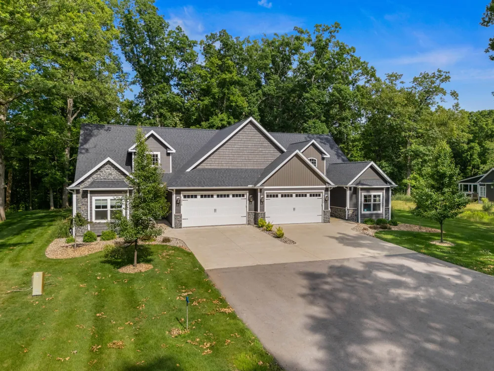 1222 Lochaven Circle Hillsdale, MI 49242