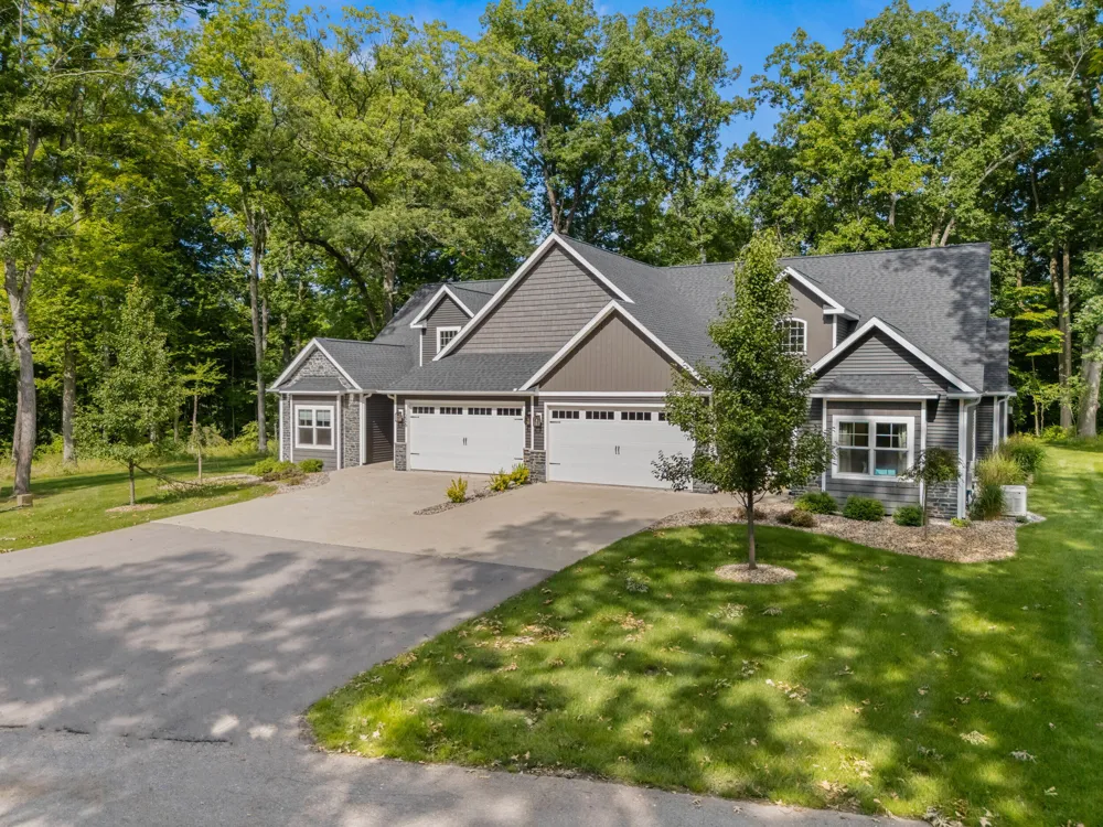 1222 Lochaven Circle Hillsdale, MI 49242
