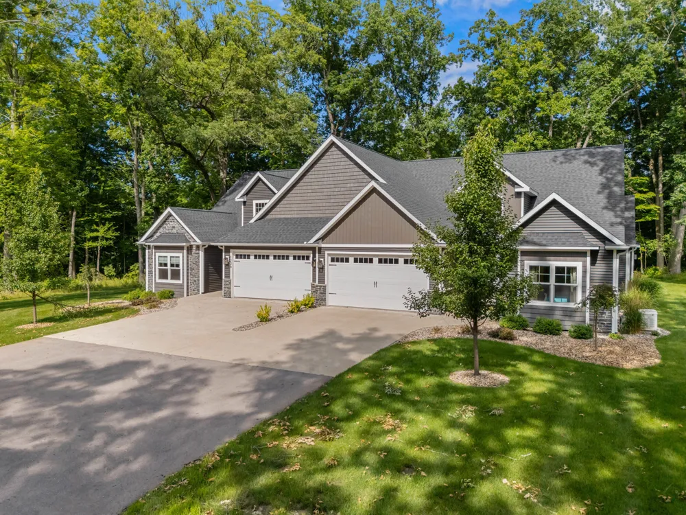 1222 Lochaven Circle Hillsdale, MI 49242
