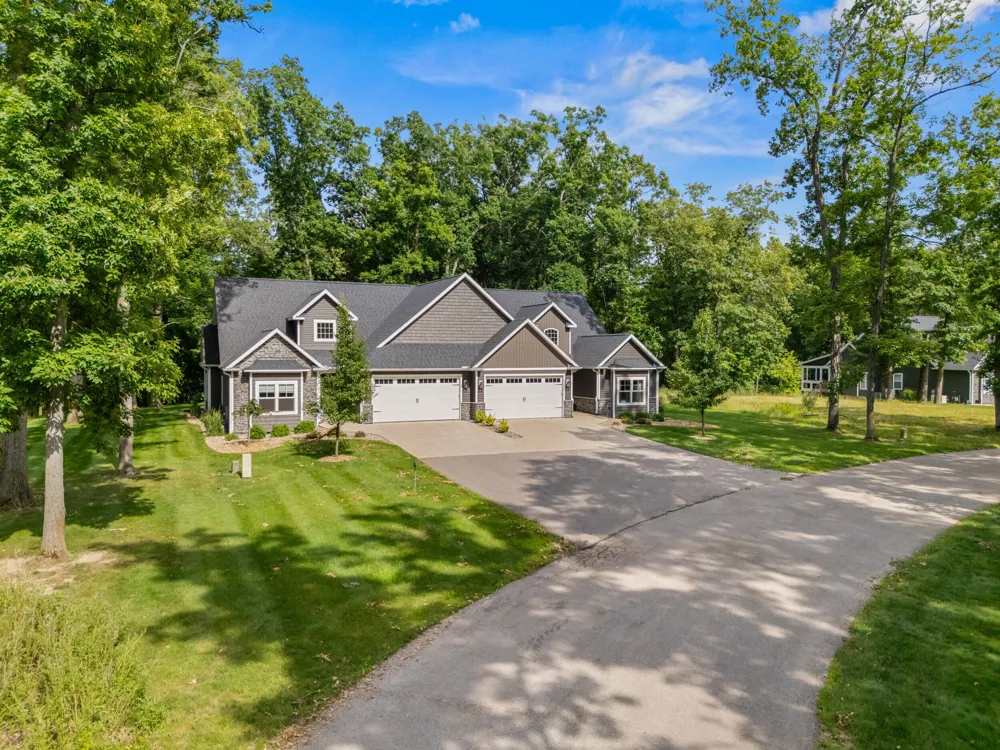 1222 Lochaven Circle Hillsdale, MI 49242