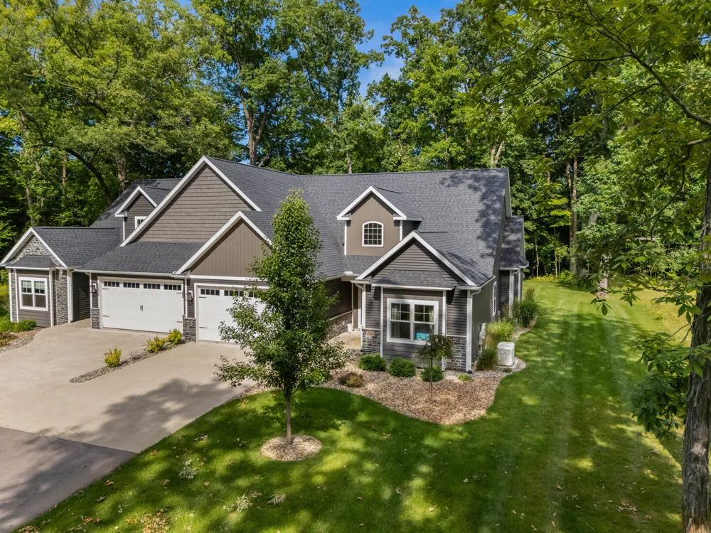 1222 Lochaven Circle Hillsdale, MI 49242
