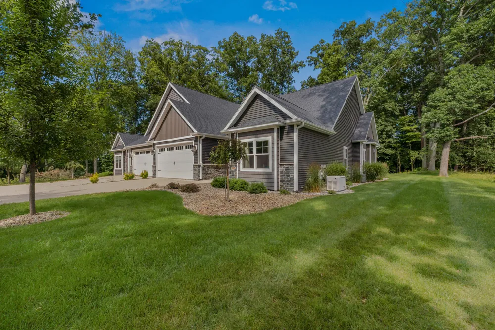1222 Lochaven Circle Hillsdale, MI 49242