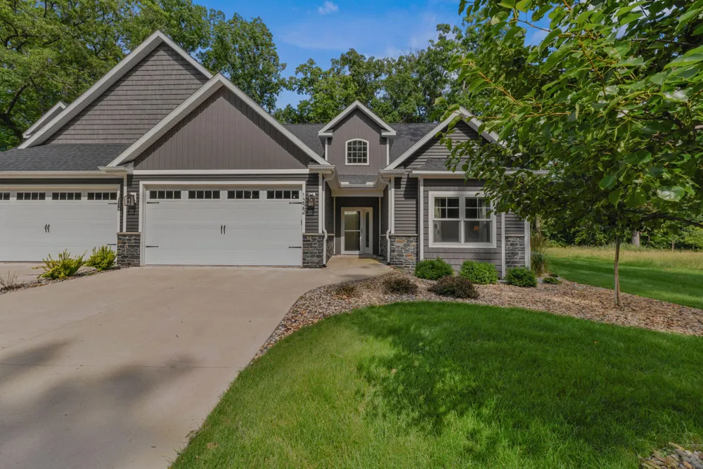 1222 Lochaven Circle Hillsdale, MI 49242