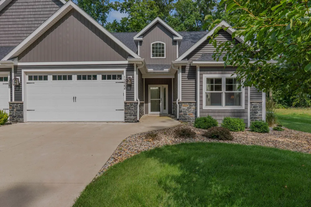 1222 Lochaven Circle Hillsdale, MI 49242