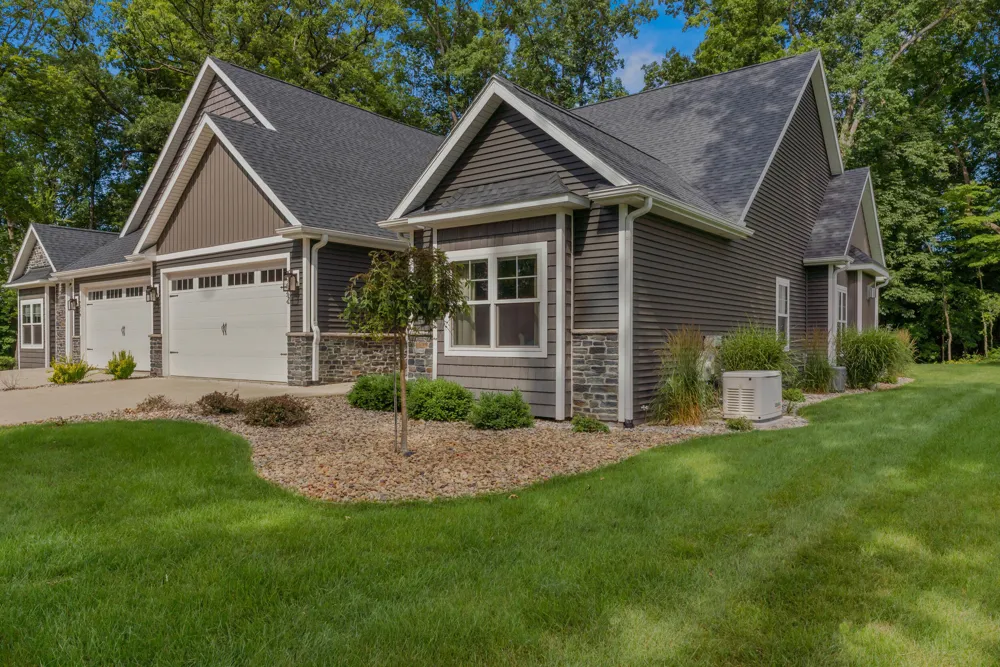 1222 Lochaven Circle Hillsdale, MI 49242