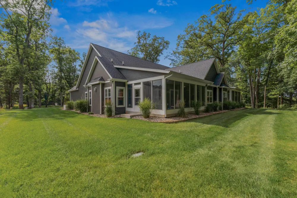 1222 Lochaven Circle Hillsdale, MI 49242